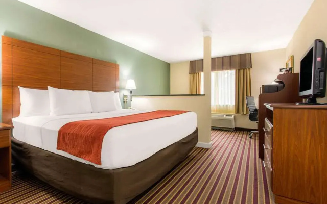 photo 2 of Comfort Inn & Suites Crabtree Valley