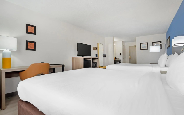 photo 3 of Comfort Inn & Suites Crystal Inn Sportsplex