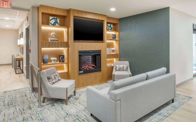 photo 2 of Comfort Inn & Suites Newark Liberty International Airport