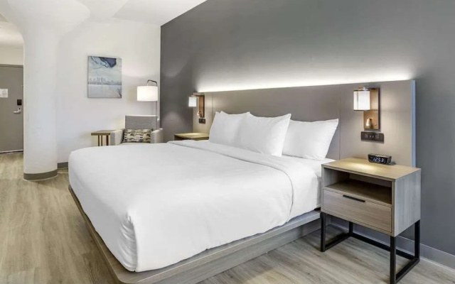 photo 3 of Comfort Inn & Suites Newark Liberty International Airport