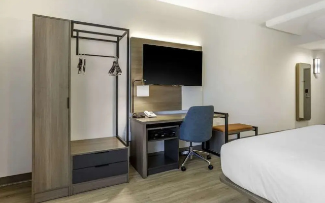 photo 5 of Comfort Inn & Suites Newark Liberty International Airport