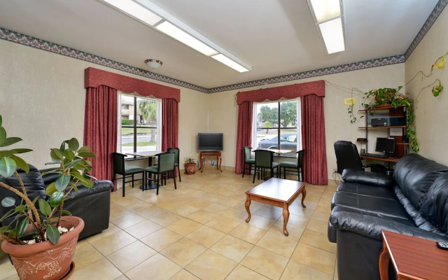 photo 2 of Comfort Inn - Universal City (Northeast)
