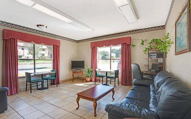 photo 4 of Comfort Inn - Universal City (Northeast)