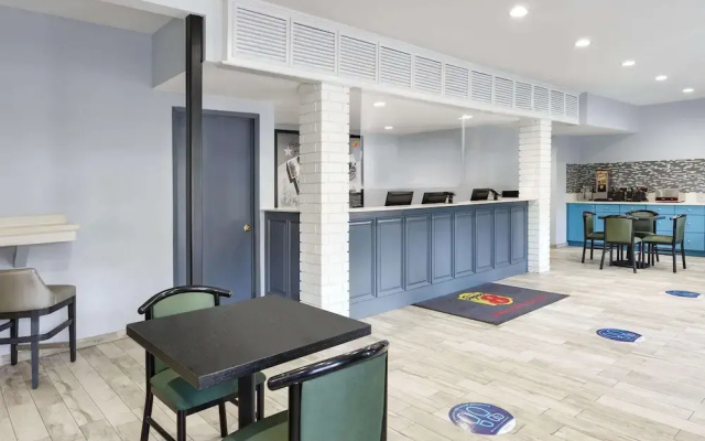 photo 5 of Comfort Inn - Universal City (Northeast)