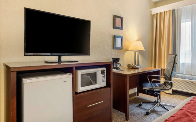 photo 4 of Comfort Inn Warren I-69