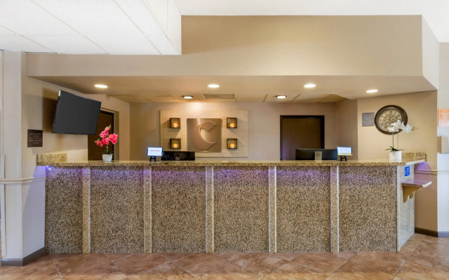 photo 2 of Comfort Inn Phoenix Central City