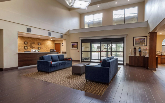 photo 2 of Comfort Suites Houston near Medical Center- NRG Stadium