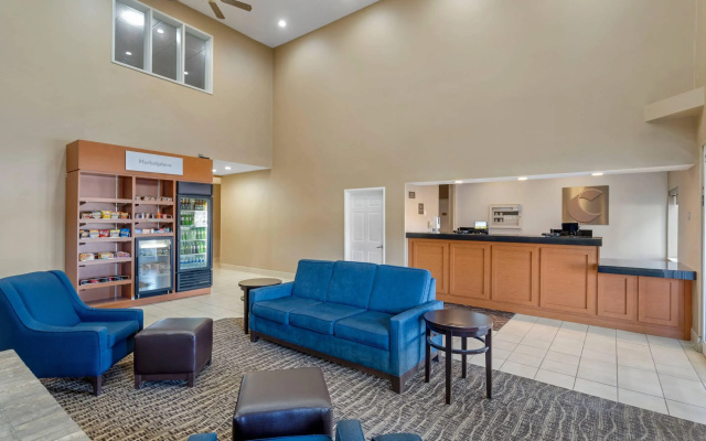 photo 2 of Comfort Suites Normal University area