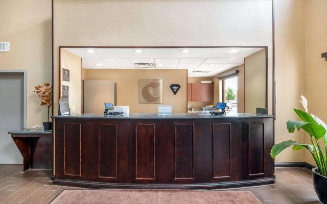 photo 2 of Comfort Suites Louisville Airport