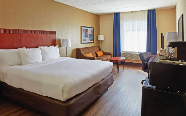photo 4 of Comfort Suites Outlet Center