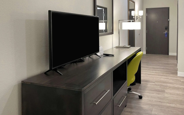 photo 3 of Comfort Suites Cincinnati University - Downtown