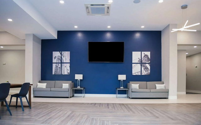 photo 4 of Comfort Suites Cincinnati University - Downtown