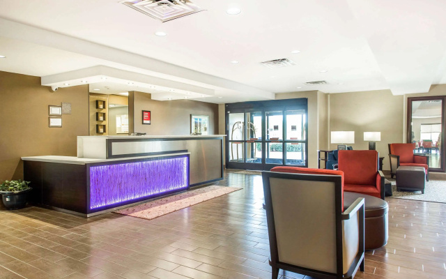 photo 2 of Comfort Suites Clinton near Presbyterian College