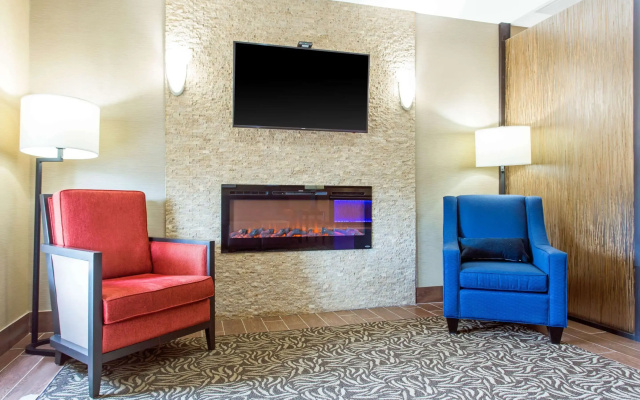 photo 3 of Comfort Suites Clinton near Presbyterian College