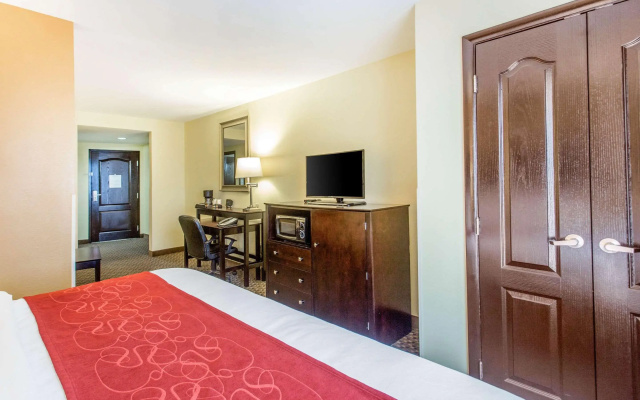 photo 5 of Comfort Suites Clinton near Presbyterian College