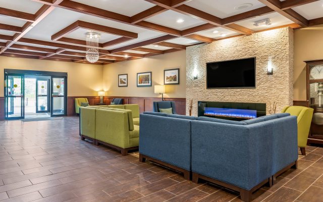 photo 2 of Comfort Suites Grand Rapids North