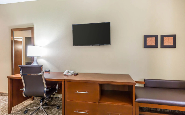 photo 4 of Comfort Suites Houston I-45 North