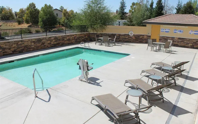photo 3 of Comfort Suites I-80 W. Of UCD