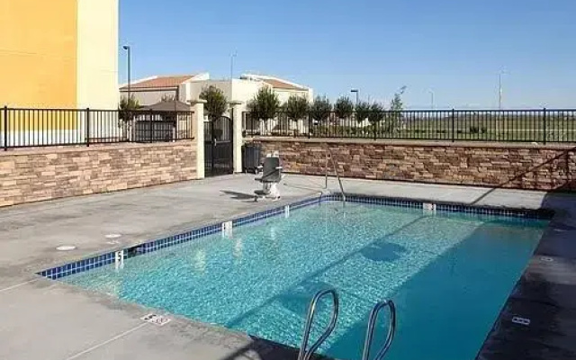 photo 4 of Comfort Suites I-80 W. Of UCD