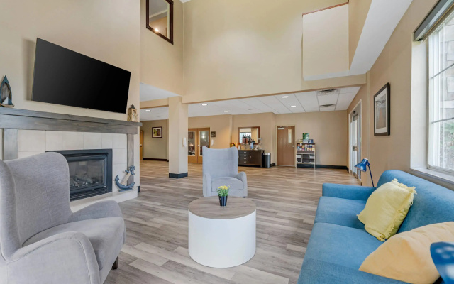 photo 4 of Comfort Suites Lake Geneva East