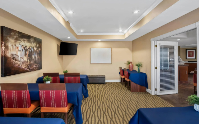 photo 2 of Quality Suites Irving-Las Colinas