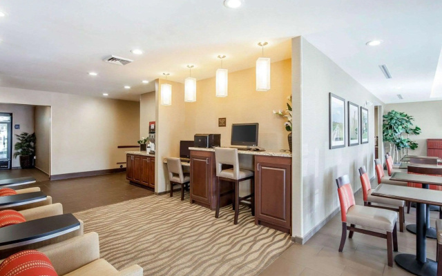 photo 2 of Comfort Suites Marietta - Parkersburg