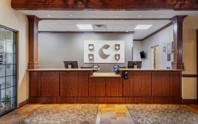 photo 2 of Comfort Suites Marshall