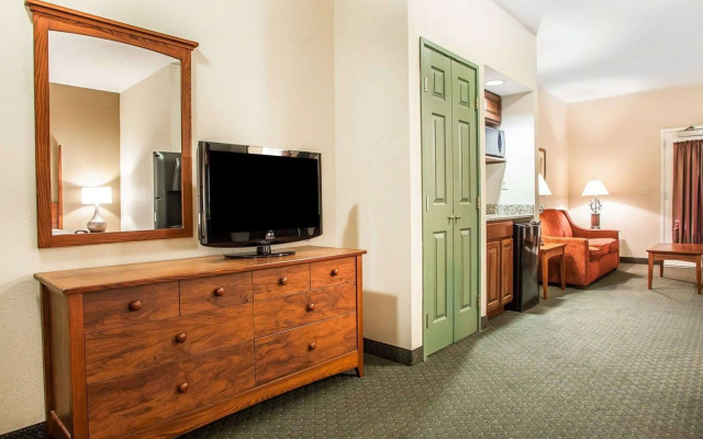 photo 3 of Comfort Suites Milwaukee Airport