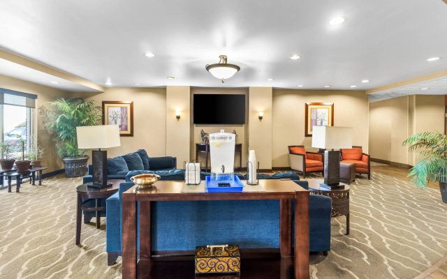 photo 2 of Comfort Suites Mount Vernon