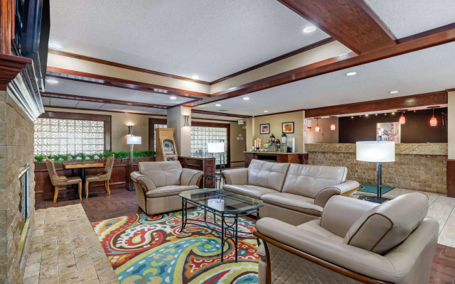 photo 2 of Quality Suites Addison - Dallas