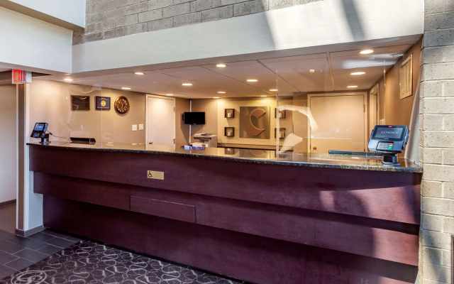 photo 2 of Comfort Suites Oakbrook Terrace near Oakbrook Center