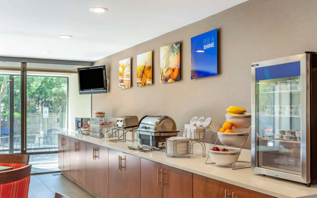 photo 4 of Comfort Suites Oakbrook Terrace near Oakbrook Center