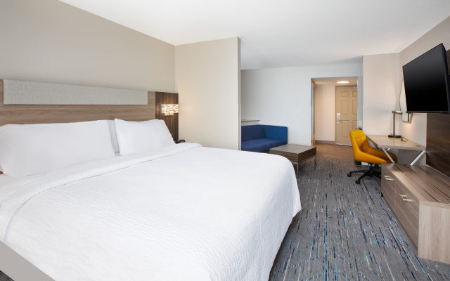 photo 4 of Holiday Inn Express & Suites Milwaukee Nw Park Place by IHG