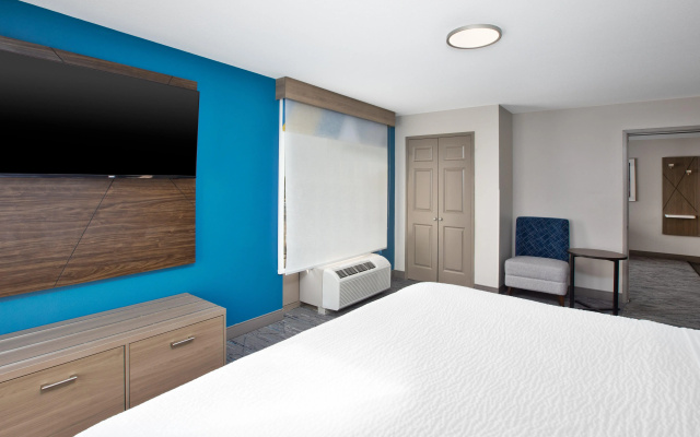 photo 5 of Holiday Inn Express & Suites Milwaukee Nw Park Place by IHG