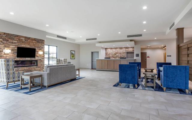 photo 2 of Comfort Suites Scottsdale Talking Stick Entertainment District