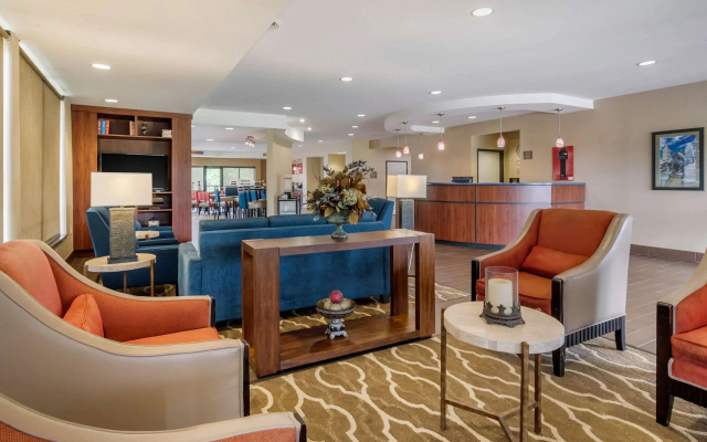 photo 2 of Comfort Suites Speedway - Kansas City
