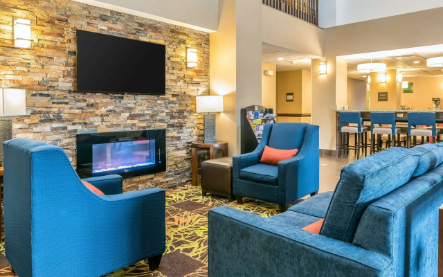 photo 2 of Comfort Suites Springfield I-70