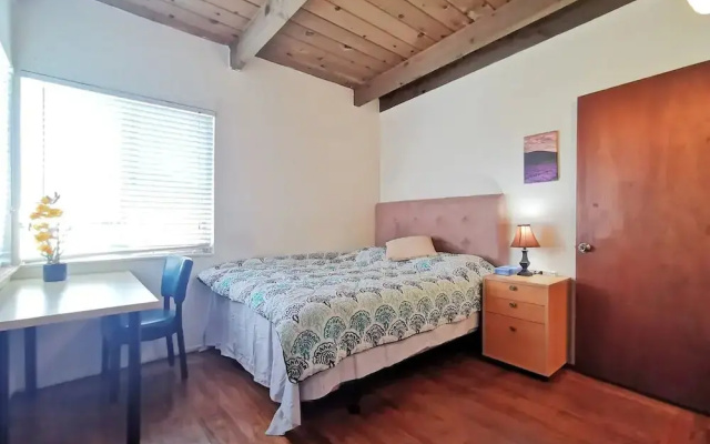 photo 3 of Comfy 2BR 1Bath Apartment near HWY580-80