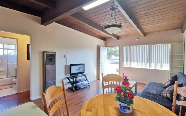 photo 4 of Comfy 2BR 1Bath Apartment near HWY580-80