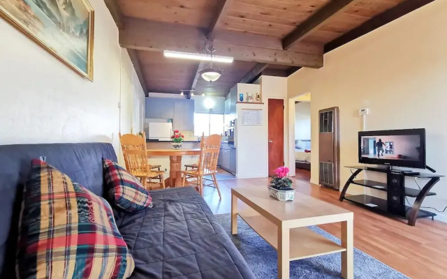 photo 5 of Comfy 2BR 1Bath Apartment near HWY580-80