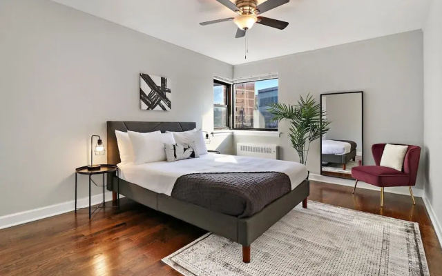 photo 2 of Comfy 2BR Rogers Park Apt in Sheridan