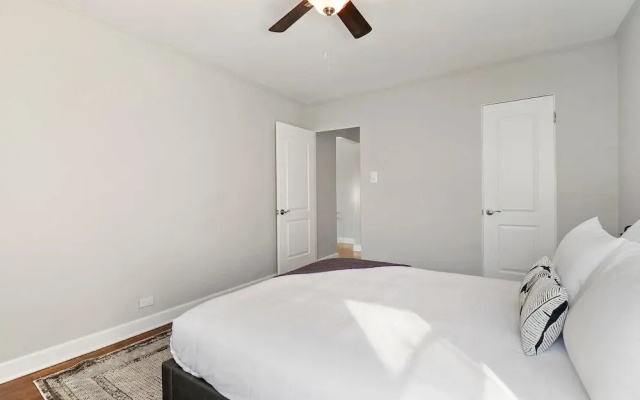 photo 3 of Comfy 2BR Rogers Park Apt in Sheridan