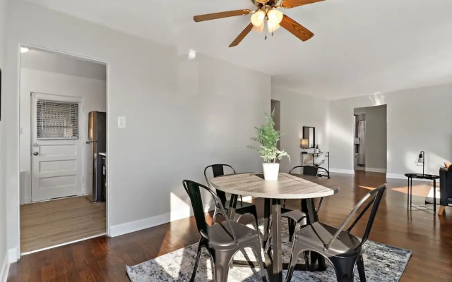 photo 4 of Comfy 2BR Rogers Park Apt in Sheridan
