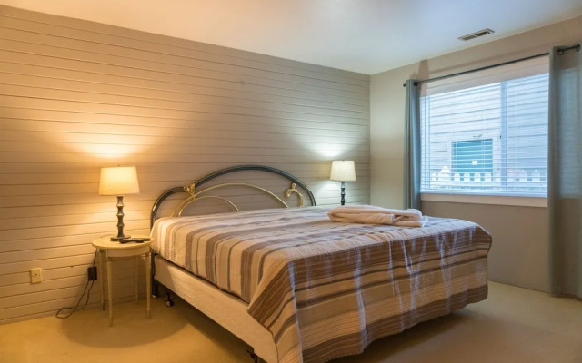 photo 5 of Commodore Condominium 1 2 Bedrooms 2 Bathrooms Condo