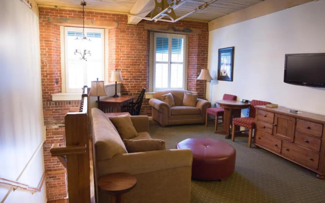 photo 2 of The Common Man Inn & Restaurant