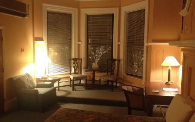 photo 2 of Commonwealth Court Guest House