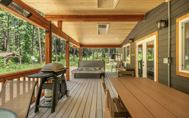 photo 3 of Compass Cabin 2 Bedroom Homeby NW Comfy Cabins by RedAwning