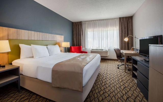 photo 4 of Days Inn & Suites by Wyndham Rochester Hills MI