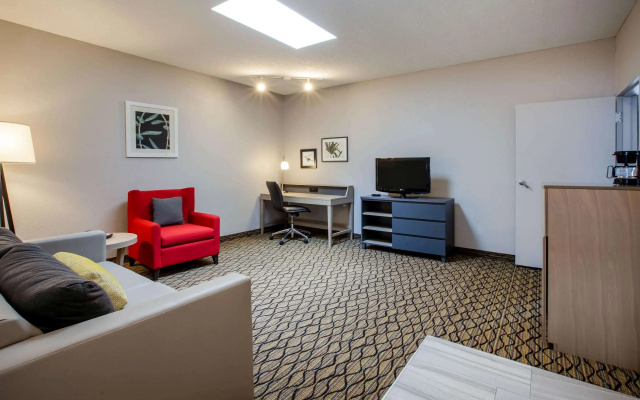 photo 5 of Days Inn & Suites by Wyndham Rochester Hills MI