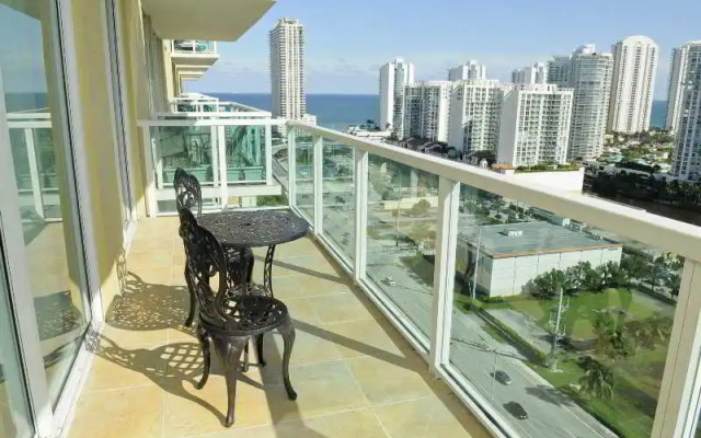 photo 5 of 3 Bedroom Condo With Towering Views